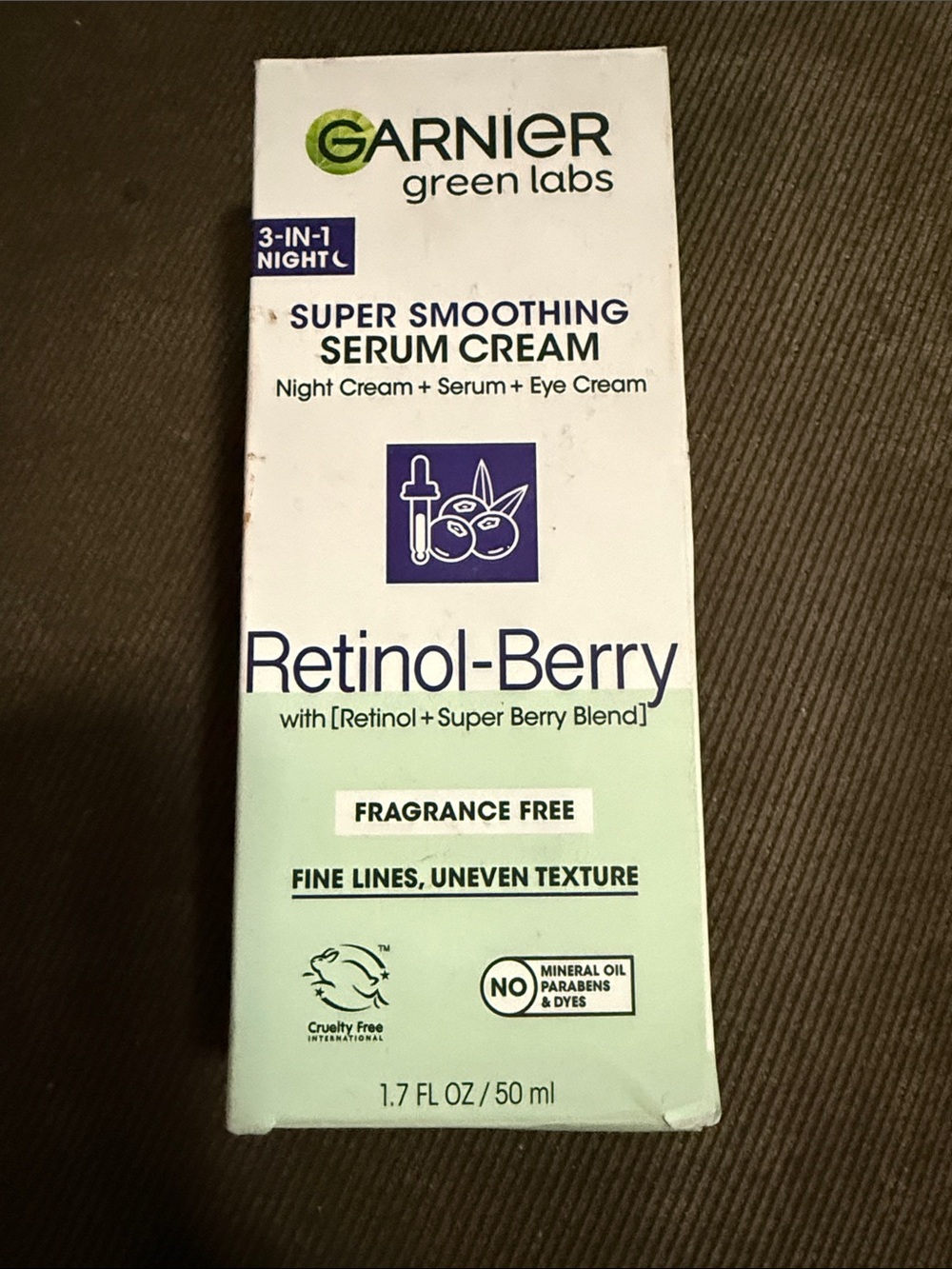 Garnier Retinol-Berry Super Smoothing Serum Cream - Mint Green & White